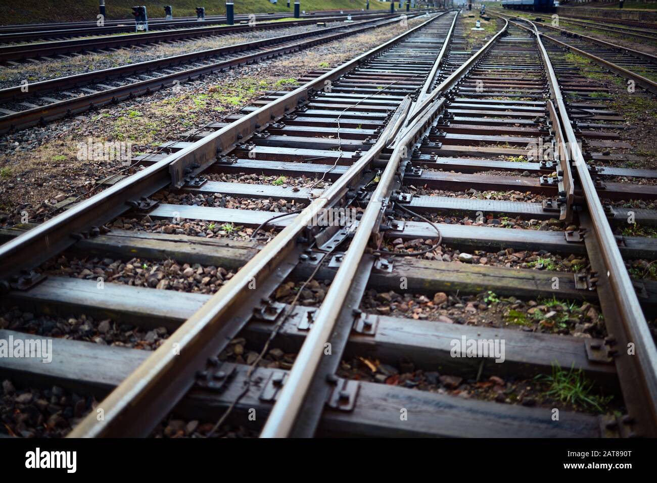 Grande ferrovia vuota che attraversa senza forchetta. Concetto di logistica industriale e sfondo di trasporto con focus selezionato su intersezione con copia Foto Stock