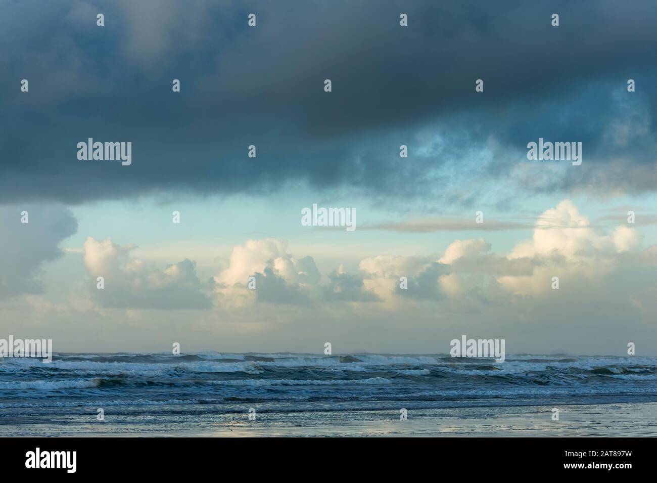 Sfondo e copia spazio in questa immagine di mare di nuvole sopra l'Oceano Pacifico sulla costa dell'Oregon Foto Stock