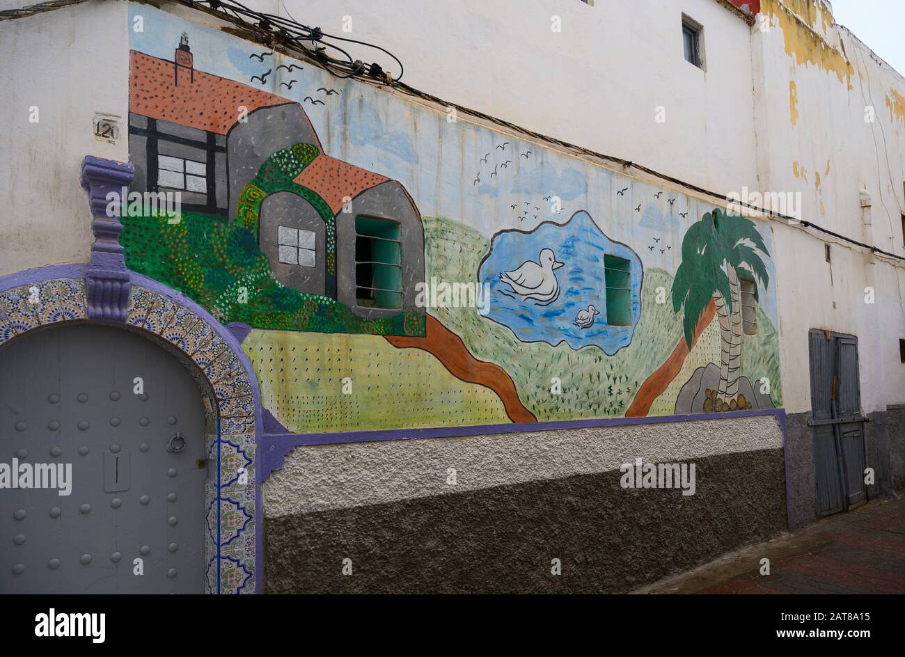 Decorazione a parete in tipica piccola strada, Salé, Marocco Foto Stock