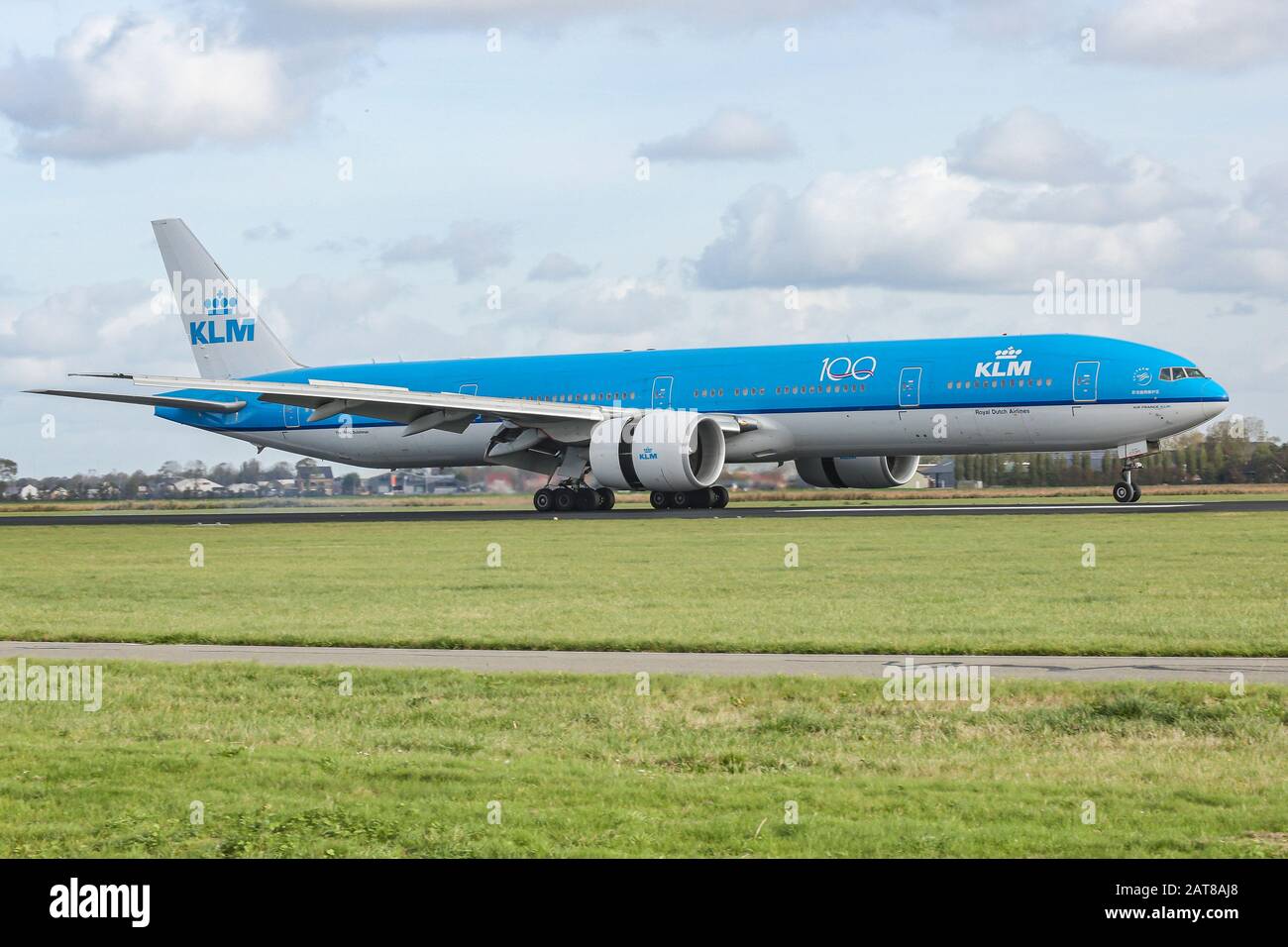 Un aeromobile a fusoliera larga KLM Royal Dutch Airlines Boeing 777-300 atterra all'aeroporto Schiphol di Amsterdam AMS EHAM nei Paesi Bassi alla pista Polderbaan. L'aereo ha la certificazione ETOPS per i voli transatlantici. Foto Stock