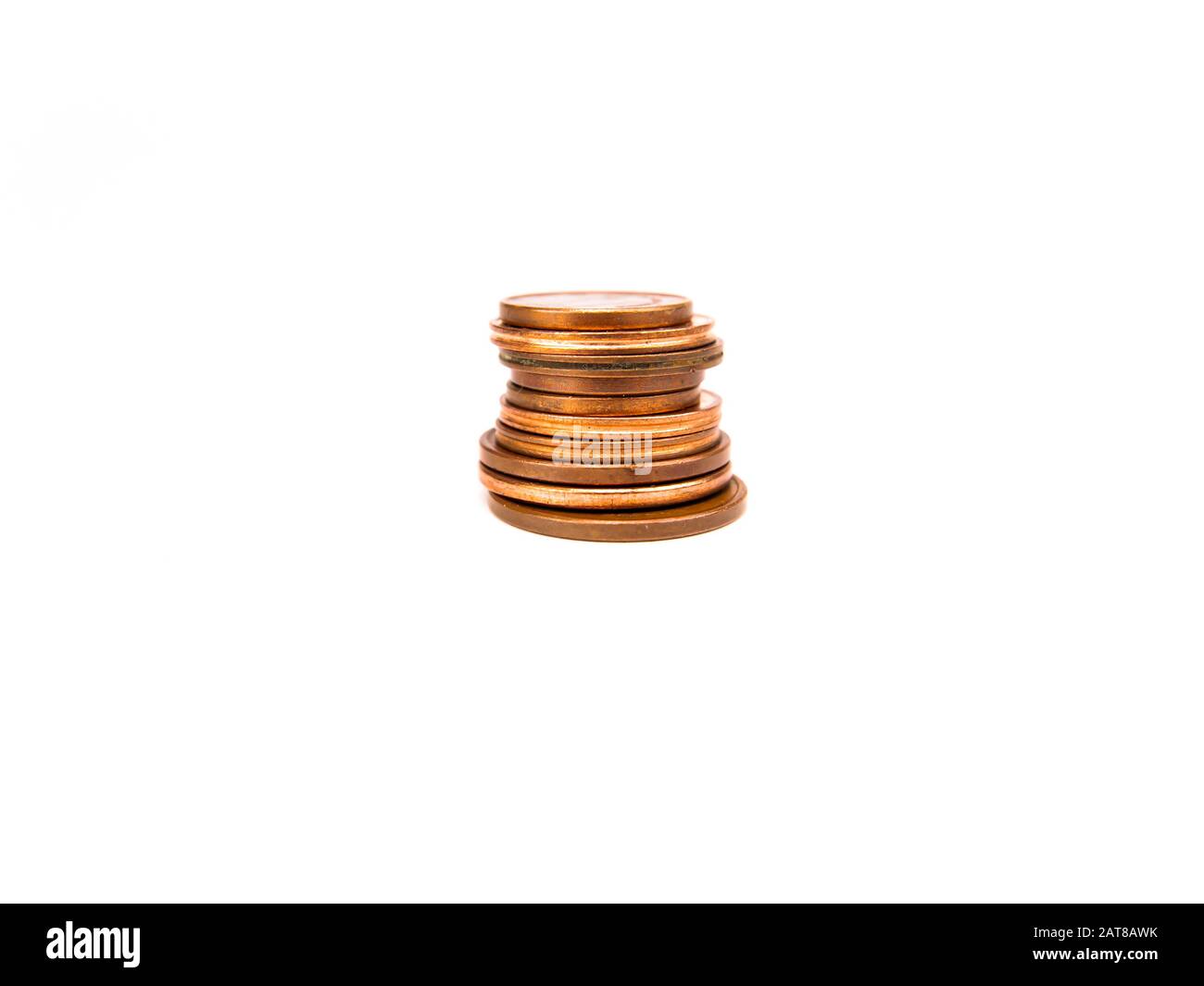Moneta piccole monete su sfondo bianco con posto per il testo. Euro. Cent. Affari. Posto gratuito. Immagine di sfondo. Foto Stock
