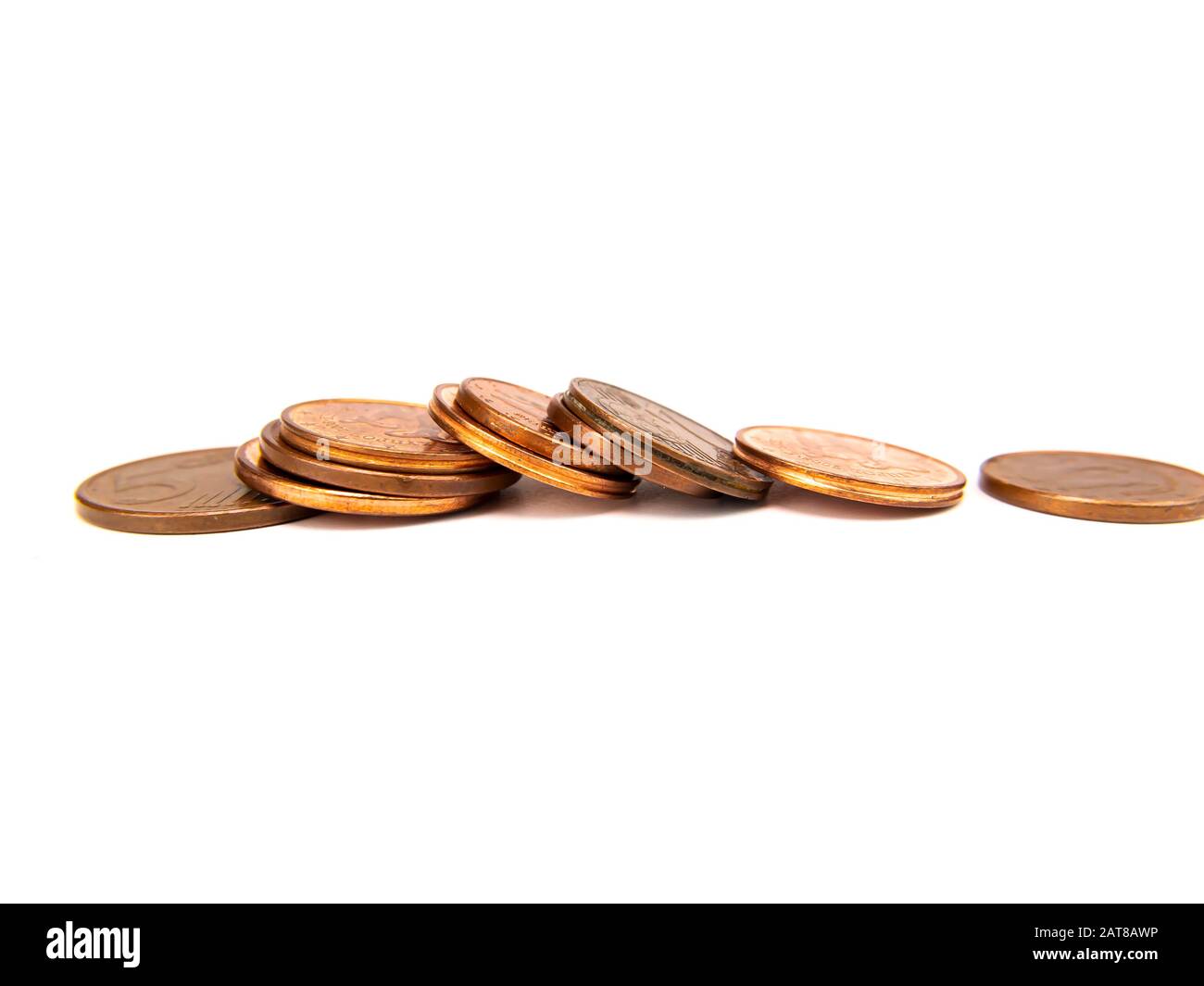 Moneta piccole monete su sfondo bianco con posto per il testo. Euro. Cent. Affari. Posto gratuito. Immagine di sfondo. Foto Stock