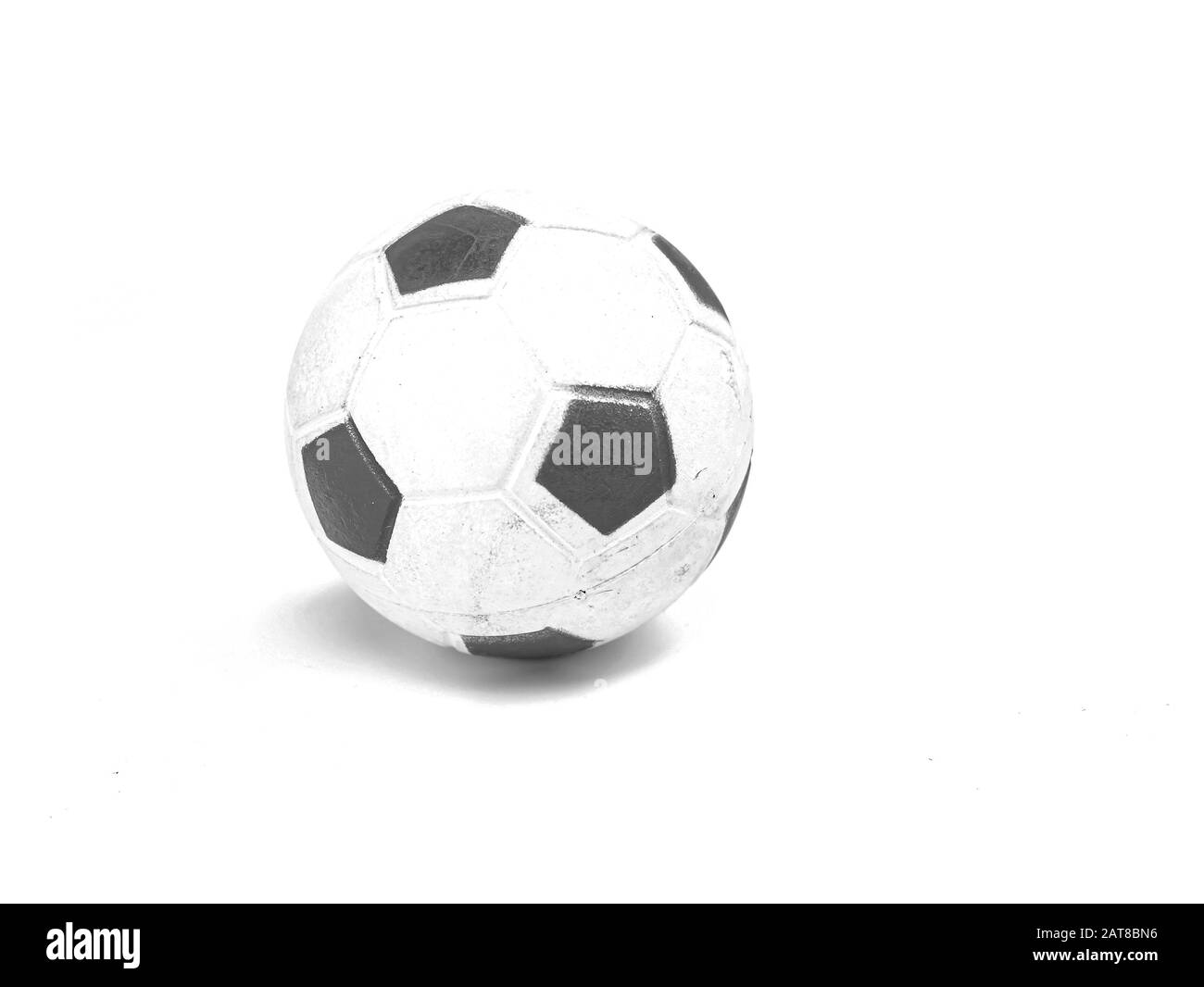 Pallone da calcio su sfondo bianco. Sport. Campionato. Europa. Mondo. Immagine di sfondo. Inserire il testo. Immagine in bianco e nero. Foto Stock