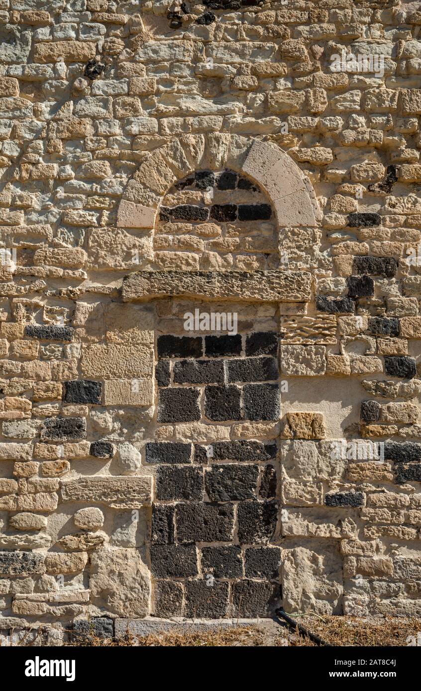 Finestra bloccata alla chiesa di San Michele di Salveno, 12-13th secolo, stile romanico, vicino alla comunità di Ploaghe, Logudoro, Sassari, Sardegna, Italia Foto Stock
