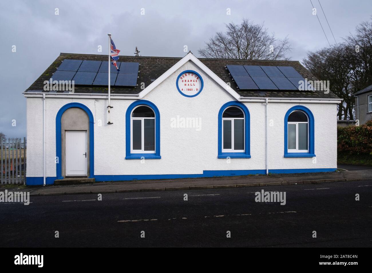 Bandiera dell'Unione che vola su un piccolo villaggio Orange Hall nella contea di Dervock Antrim Irlanda del Nord Foto Stock