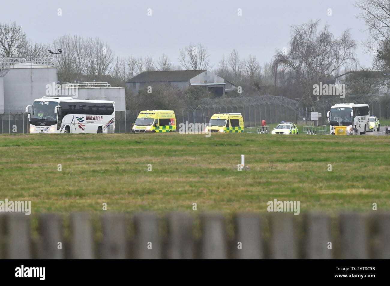 Il convoglio di autobus e ambulanza lascia Brize Norton, Oxfordshire, con una scorta della polizia, che trasporta passeggeri da un aereo che trasportava cittadini britannici dalla città colpita dal coronavirus di Wuhan in Cina. Foto PA. Data Immagine: Venerdì 31 Gennaio 2020. Vedi la storia di PA SALUTE Coronavirus. Il credito fotografico dovrebbe leggere: Ben Birchall/PA Filo Foto Stock