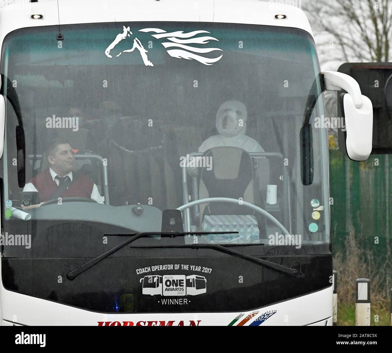 Il convoglio di autobus e ambulanza lascia Brize Norton, Oxfordshire, con una scorta della polizia, che trasporta passeggeri da un aereo che trasportava cittadini britannici dalla città colpita dal coronavirus di Wuhan in Cina. Foto Stock