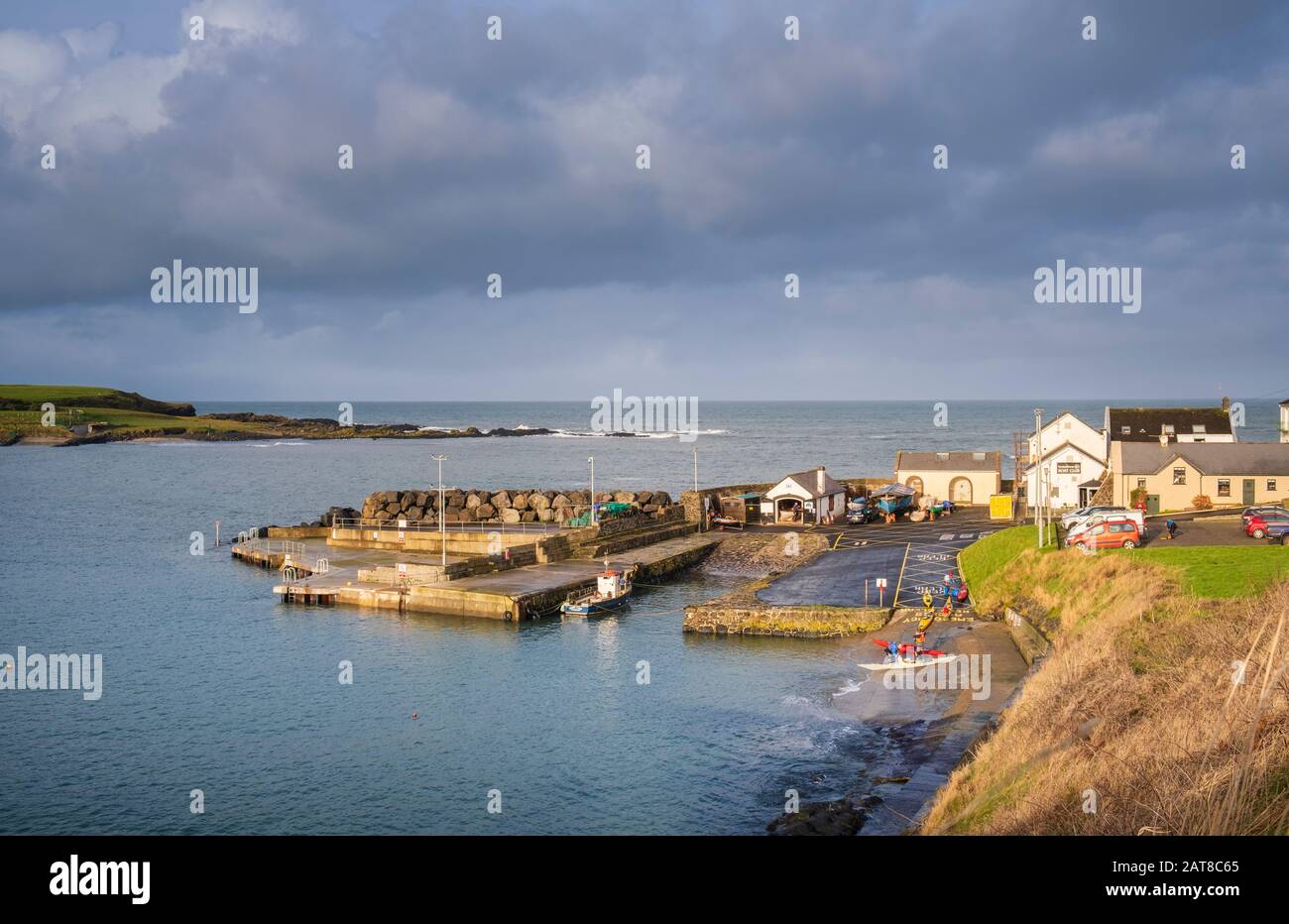 La baia e il porto di Portballintra un piccolo villaggio di mare nella contea di Antrim, Irlanda del Nord Foto Stock