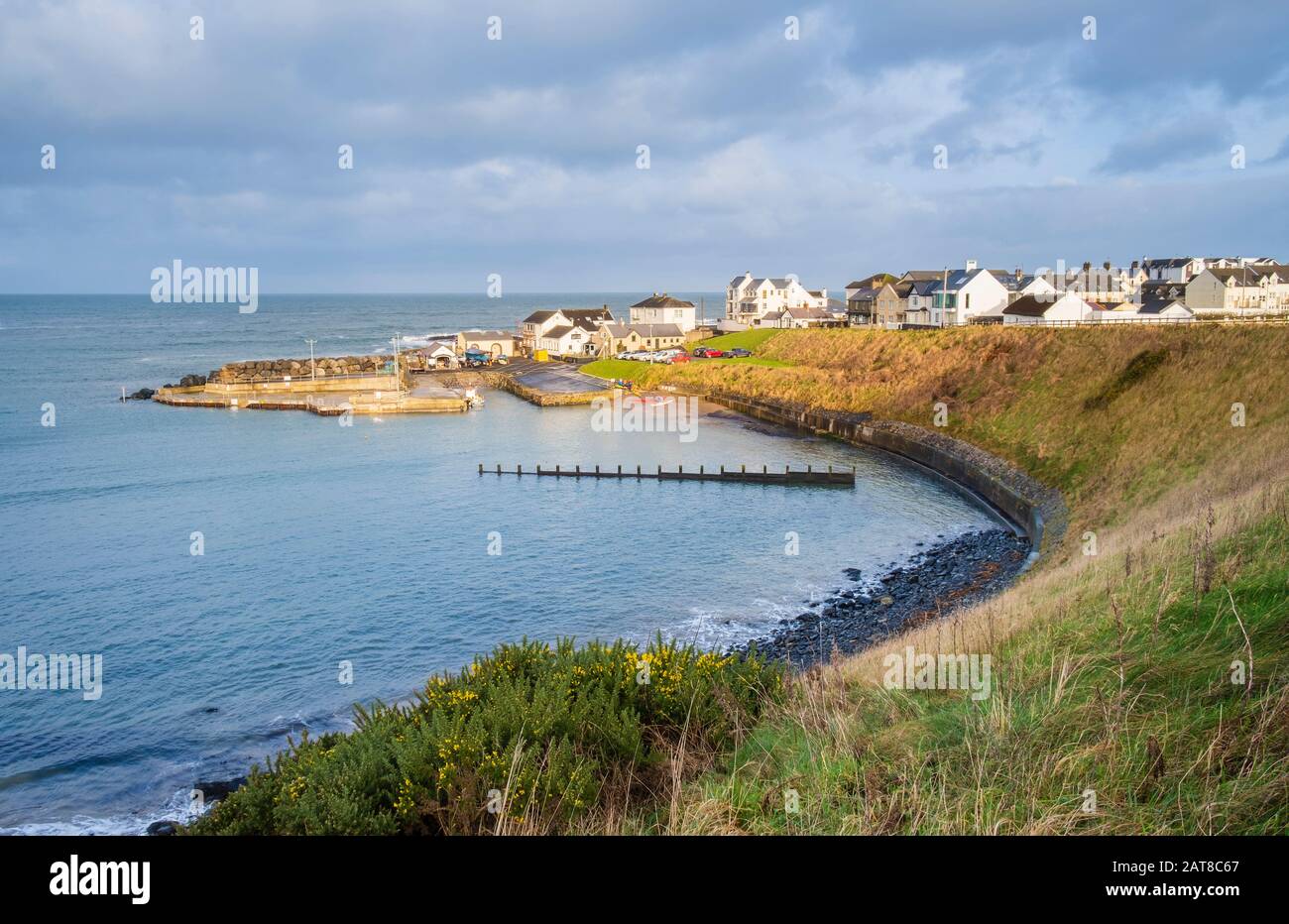 La baia e il porto di Portballintra un piccolo villaggio di mare nella contea di Antrim, Irlanda del Nord Foto Stock
