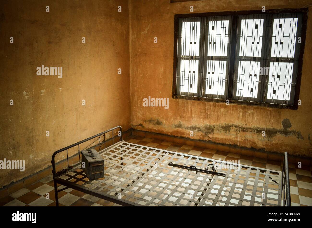 Vista interna della cella di prigione al Tuol Sleng Genocide Museum, Phnom Penh, Cambogia. Foto Stock