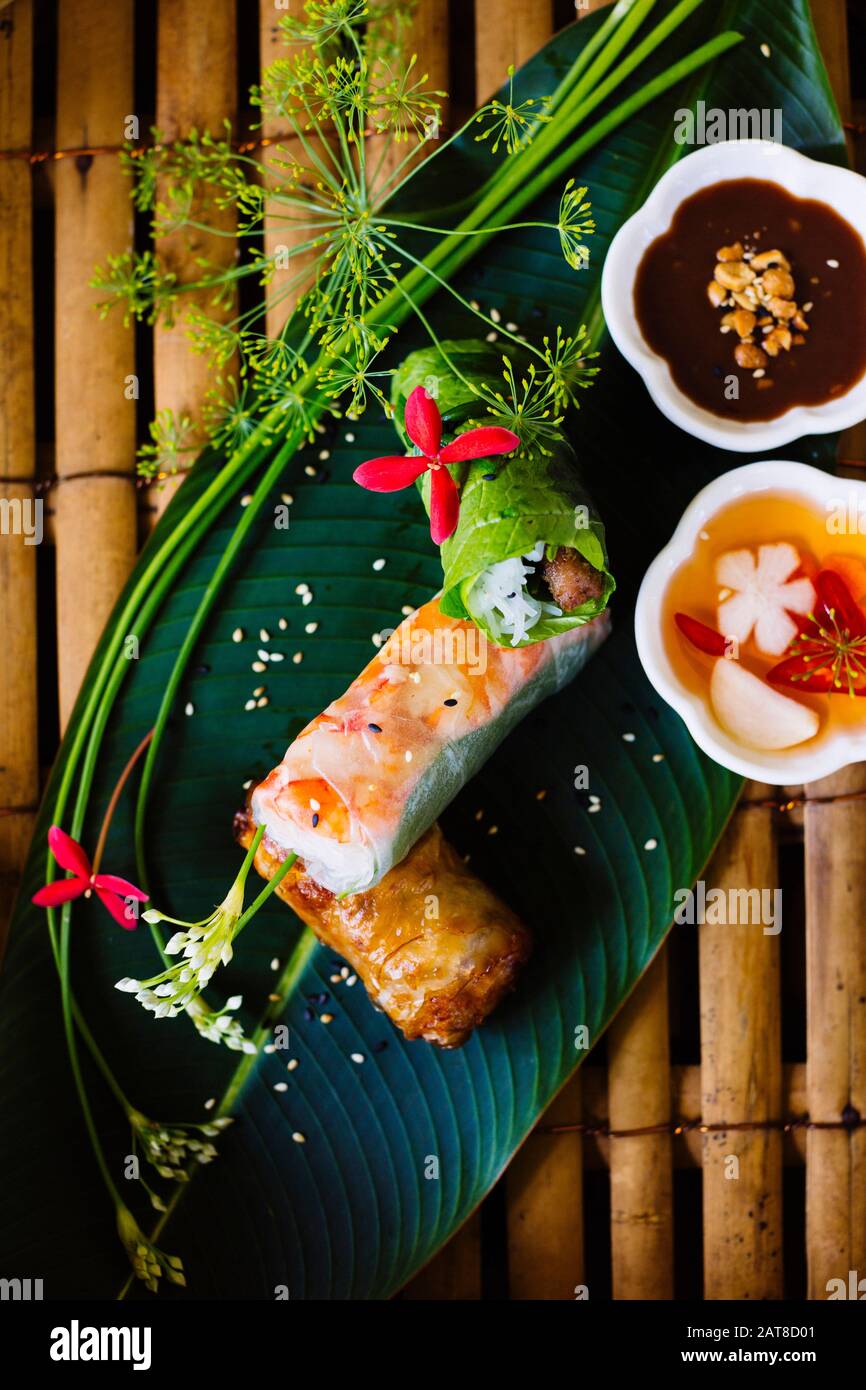Alto angolo di chiusura di involtini primavera vietnamiti servito su una foglia di banana. Foto Stock