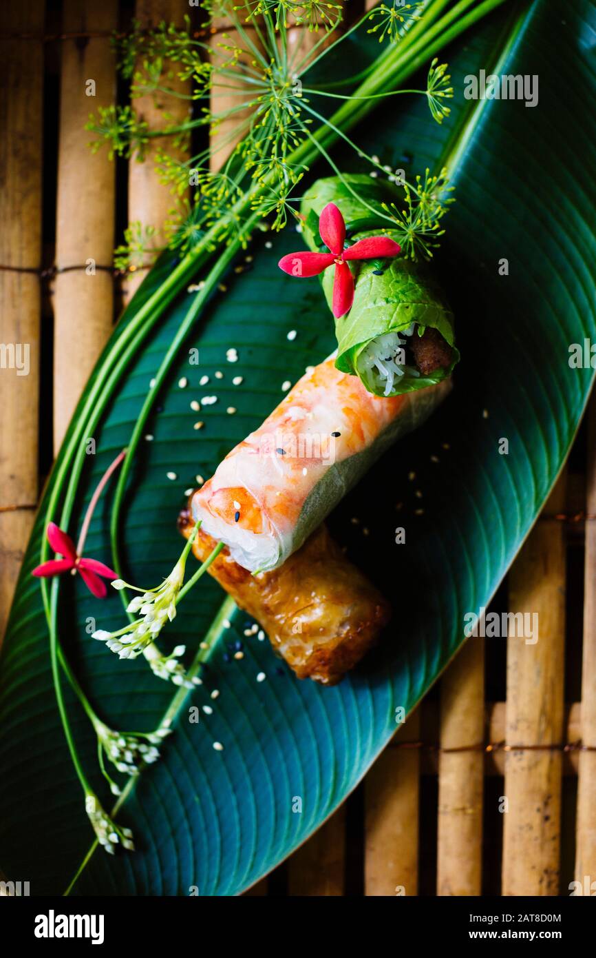 Alto angolo di chiusura di involtini primavera vietnamiti servito su una foglia di banana. Foto Stock