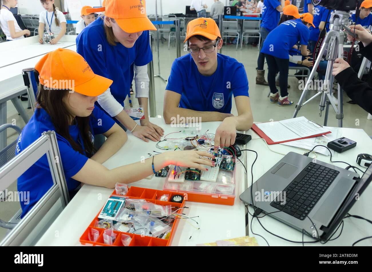 gli studenti del college mostrano componenti elettronici Foto Stock