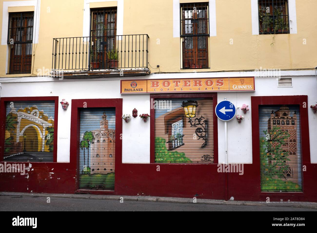 Murales sulle persiane di un bar nel quartiere di Alfalfa, Siviglia, Spagna Foto Stock