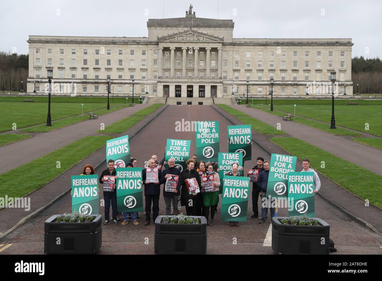 Sinn Fein attivisti che chiedono un sondaggio di frontiera, una dimostrazione fuori Dal Parlamento Edifici, Stormont, Belfast, prima del Regno Unito lasciando l'Unione europea a 11pm il Venerdì. Foto Stock