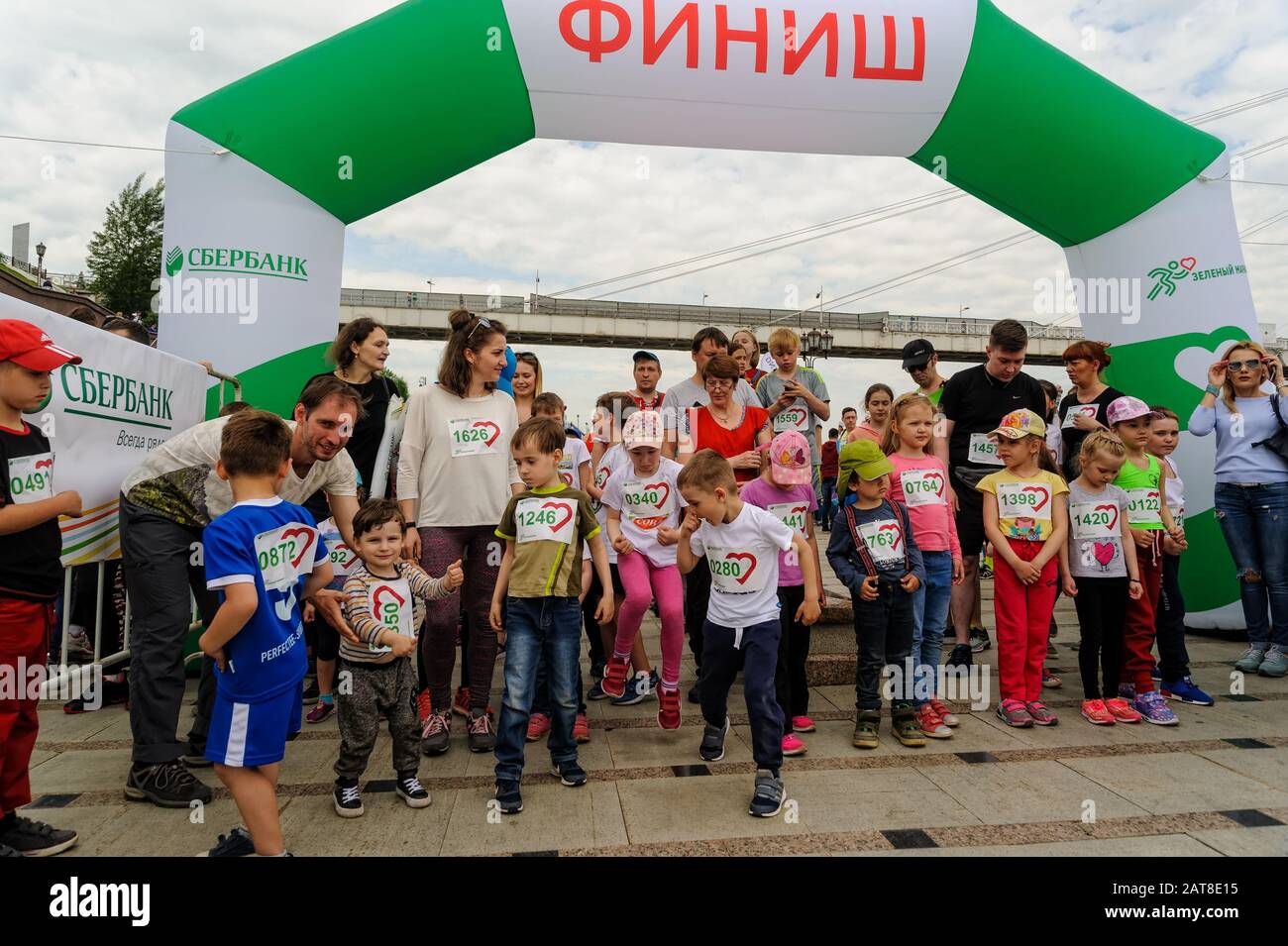Inizio di 5-6 anni bambini che corrono. Tyumen.Russia Foto Stock