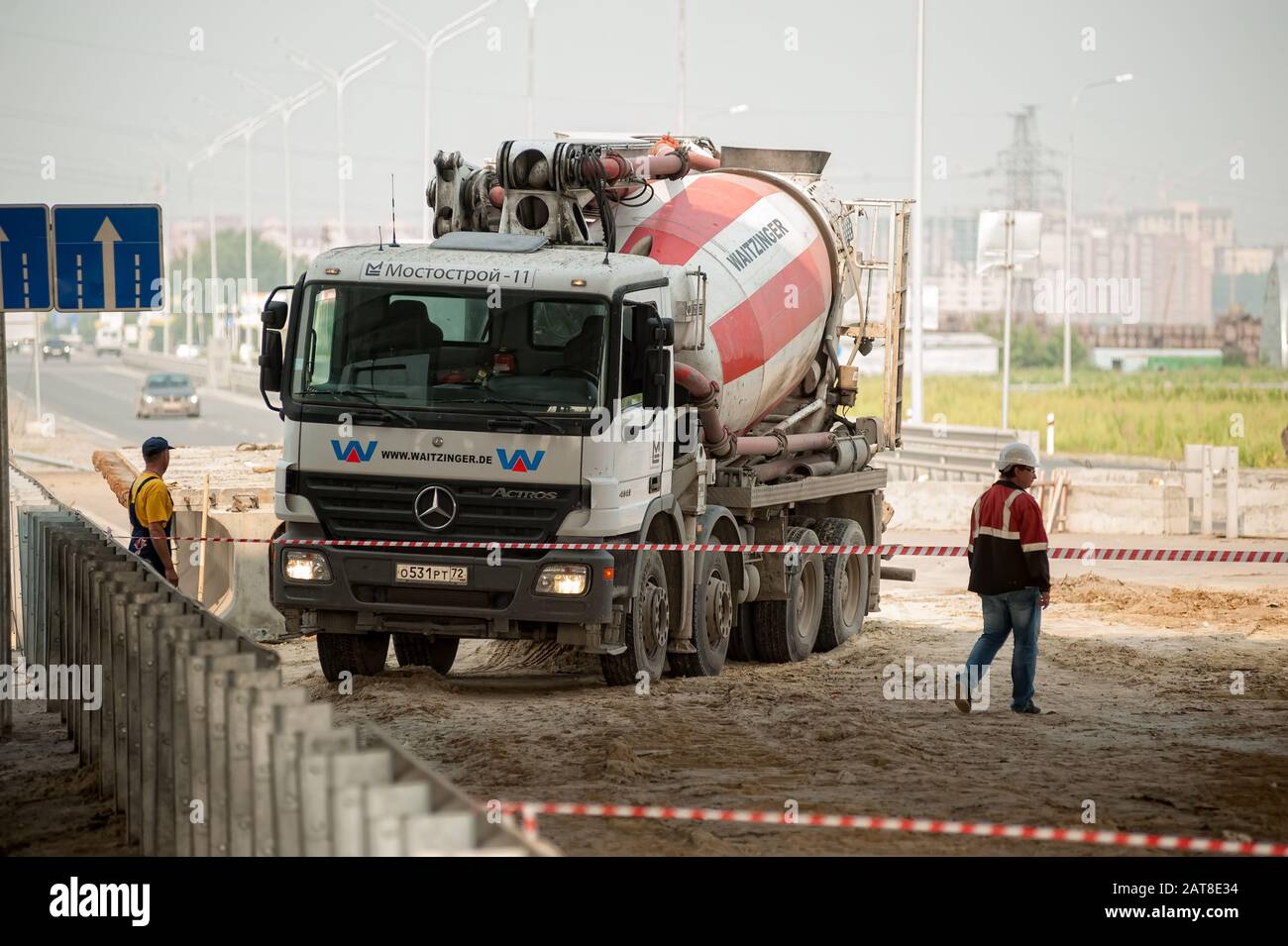 Camion per calcestruzzo pesante in cantiere Foto Stock