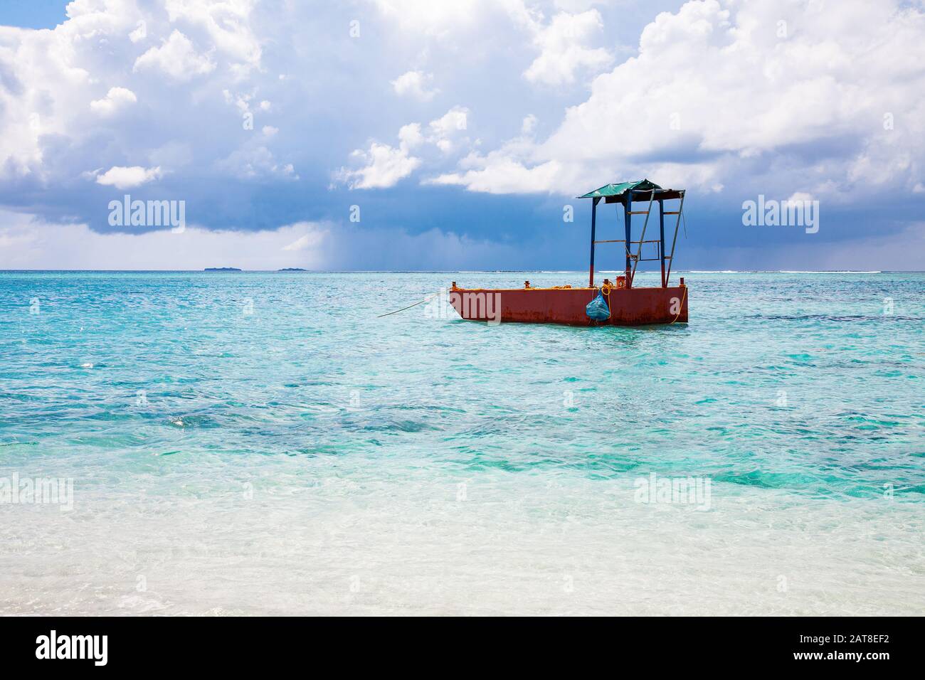 Mare blu turchese spiaggia e cielo nuvoloso Foto Stock
