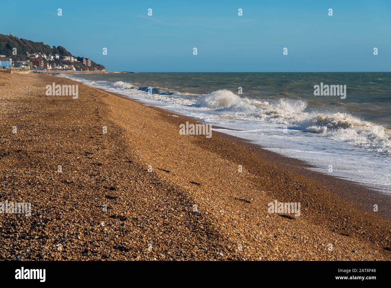 Onde Che Si Infrangono, Kent Coast, English Channel, Sunshine, Blue Sky, Choppy Sea Foto Stock