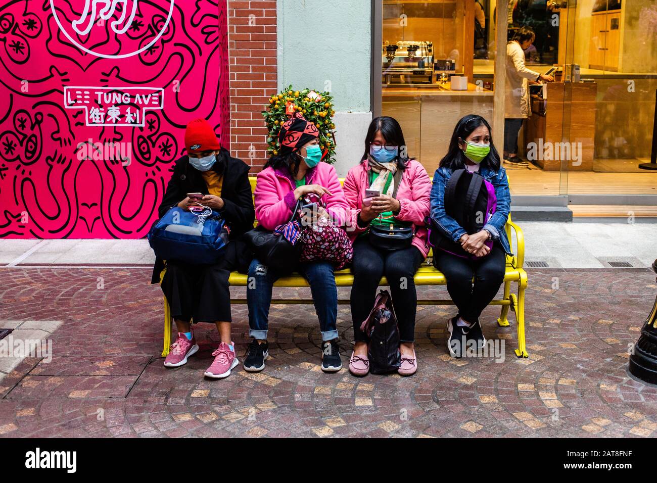 26 gennaio 2020, Hong Kong, Cina: Persone che indossano maschere facciali come precauzione per lo scoppio di Coronavirus a Hong Kong.. Alla luce di un focolaio di coronavirus a Hong Kong i cittadini indossavano maschere facciali per timore di contrarre l'influenza. A causa del panico diffuso e delle scarse forniture, i cittadini sono stati messi in coda per acquistare maschere facciali e igienizzatori per le mani. (Credit Image: © Willie Siau/SOPA Images via ZUMA Wire) Foto Stock