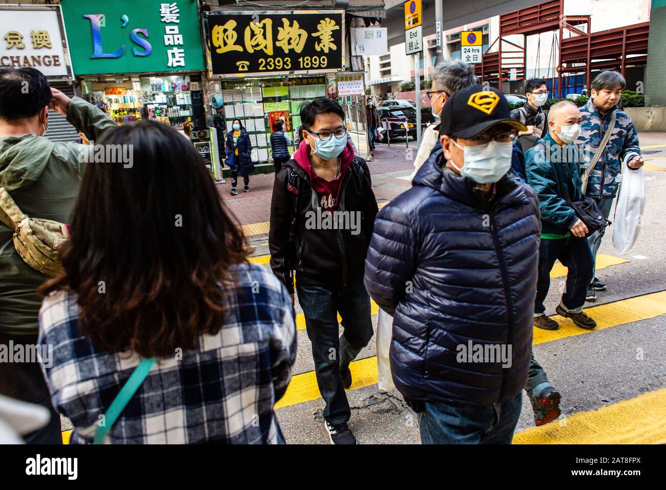 29 gennaio 2020, Hong Kong, Cina: Persone che indossano maschere facciali come precauzione per lo scoppio di Coronavirus a Hong Kong.. Alla luce di un focolaio di coronavirus a Hong Kong i cittadini indossavano maschere facciali per timore di contrarre l'influenza. A causa del panico diffuso e delle scarse forniture, i cittadini sono stati messi in coda per acquistare maschere facciali e igienizzatori per le mani. (Credit Image: © Willie Siau/SOPA Images via ZUMA Wire) Foto Stock