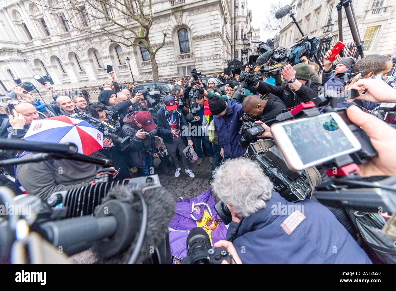 Parliament Square, Westminster, Londra, Regno Unito. 31 gennaio 2020. Il giorno in cui il Regno Unito dovrebbe lasciare l'Unione europea, si terrà un evento di celebrazione fuori dal Parlamento. Le persone sia in partenza che in permanenza si sono radunate all'esterno, con scontri tra le due fazioni. Media Watching tenta di bruciare la bandiera UE. Occhi del mondo che guarda la protesta. Premere telecamere Foto Stock