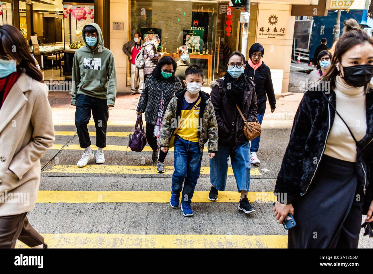 Hong Kong, Cina. 31st Gen 2020. Le persone che indossano maschere facciali come precauzione per lo scoppio di Coronavirus a Hong Kong. Alla luce di un focolaio di coronavirus a Hong Kong i cittadini indossavano maschere facciali per timore di contrarre l'influenza. A causa del panico diffuso e delle scarse forniture, i cittadini sono stati messi in coda per acquistare maschere facciali e igienizzatori per le mani. Credit: Willie Siau/Sopa Images/Zuma Wire/Alamy Live News Foto Stock