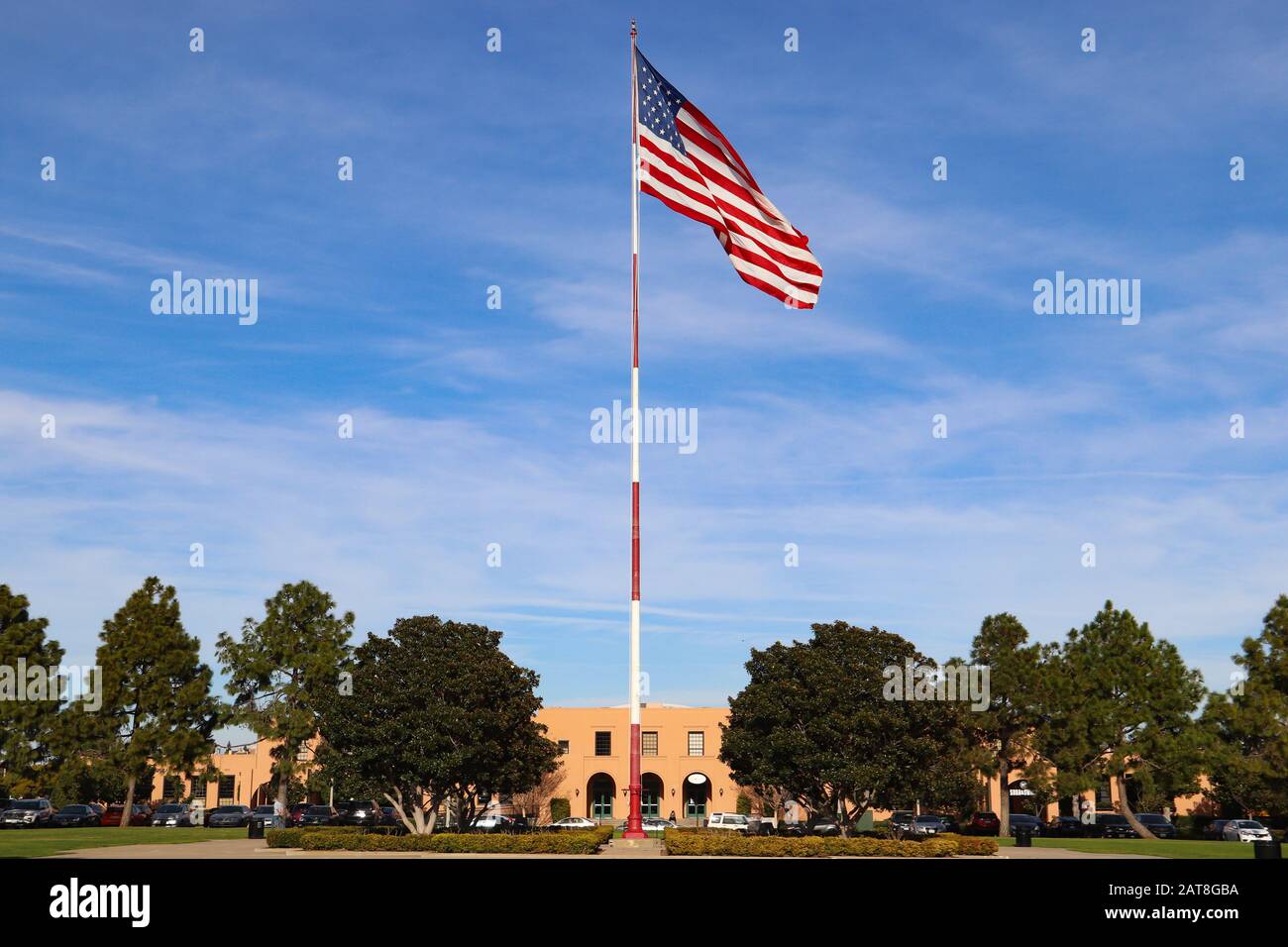 San Diego, CA 1-30-2020 Grande bandiera americana che vola sopra Liberty Station a San Diego l'ex caserma del Naval Training Center Foto Stock