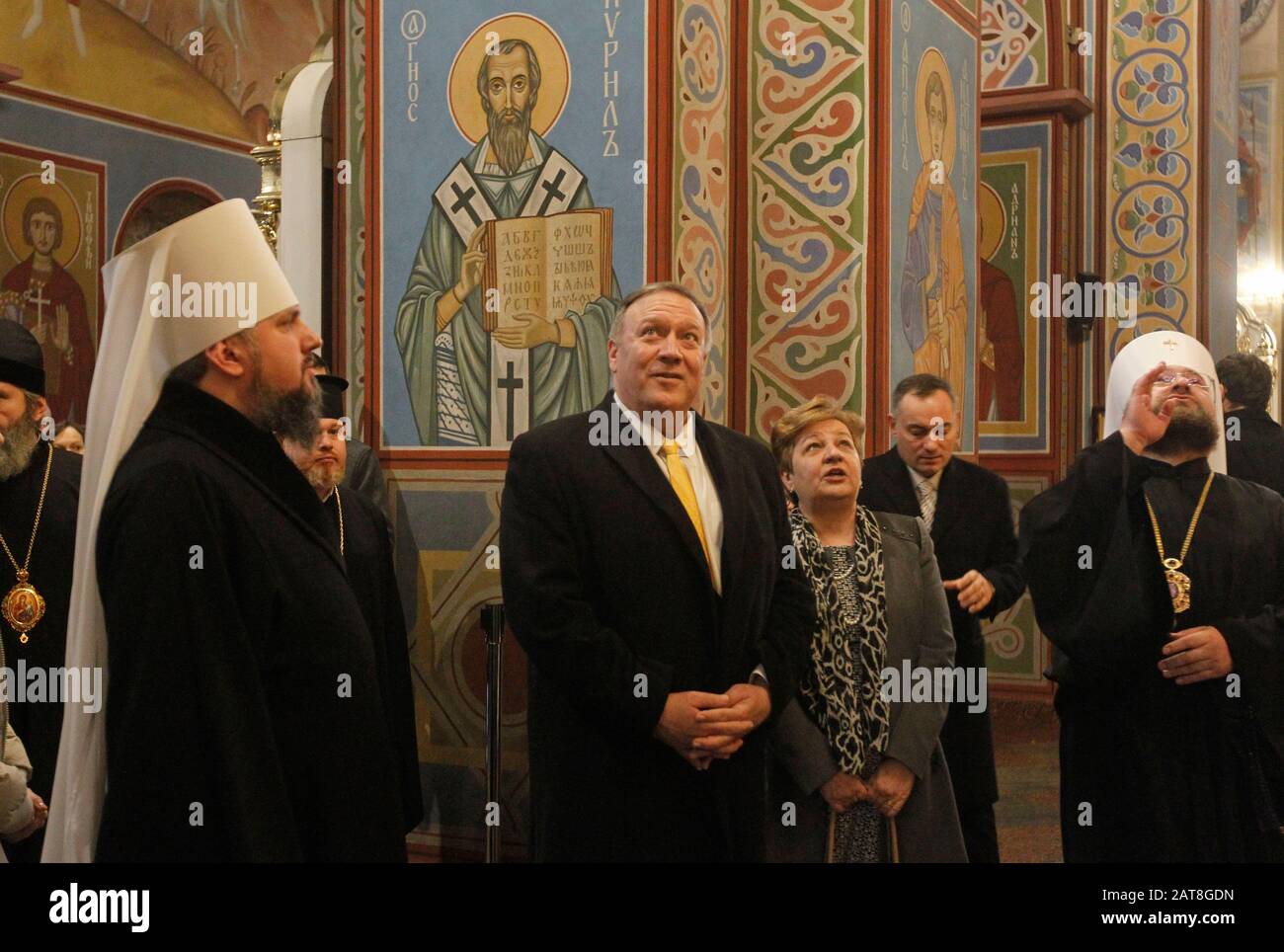 Il Segretario di Stato degli Stati Uniti Mike Pompeo (C) e il Capo della Chiesa indipendente Ortodossa Ucraina, il Metropolitan Epifaniy (o Epiphanius) (L), visitano il Monastero di San Michele, dal Duomo d'Oro, a Kiev, in Ucraina. Il Segretario di Stato americano Mike Pompeo visita l'Ucraina per incontrare il Presidente ucraino Volodymyr Zelensky, il Ministro degli Esteri Vadym Prystaiko, e il Ministro della Difesa Andriy Zahorodnyuk per evidenziare il sostegno degli Stati Uniti alla sovranità e all'integrità territoriale dell'Ucraina. Mike Pompeo è in viaggio all'estero verso l'Europa orientale e l'Asia centrale dal 29 gennaio al 4 febbraio. Foto Stock