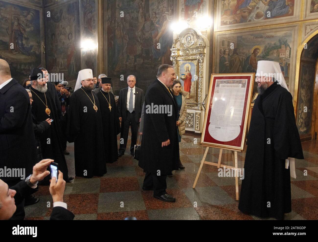 Il Segretario di Stato americano Mike Pompeo (C) e Capo della Chiesa ortodossa Ucraina indipendente Epifania (o Epiphanius) (R) guardano il decreto Tomos sull'autocefalia della Chiesa ortodossa Ucraina durante la loro visita al Monastero di San Michele, il Domato d'oro, a Kiev, in Ucraina. Il Segretario di Stato americano Mike Pompeo visita l'Ucraina per incontrare il Presidente ucraino Volodymyr Zelensky, il Ministro degli Esteri Vadym Prystaiko, e il Ministro della Difesa Andriy Zahorodnyuk per evidenziare il sostegno degli Stati Uniti alla sovranità e all'integrità territoriale dell'Ucraina. Mike Pompeo è in viaggio all'estero verso l'Europa orientale A. Foto Stock