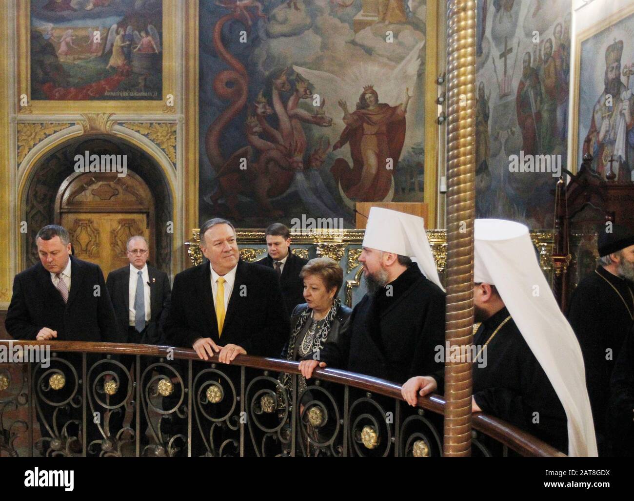 Il Segretario di Stato degli Stati Uniti Mike Pompeo (3-L) e il Capo della Chiesa indipendente Ortodossa Ucraina Epifaniy (o Epiphanius) (2-R) visitano il Monastero di San Michele dal dominio dorato a Kiev, Ucraina. Il Segretario di Stato americano Mike Pompeo visita l'Ucraina per incontrare il Presidente ucraino Volodymyr Zelensky, il Ministro degli Esteri Vadym Prystaiko, e il Ministro della Difesa Andriy Zahorodnyuk per evidenziare il sostegno degli Stati Uniti alla sovranità e all'integrità territoriale dell'Ucraina. Mike Pompeo è in viaggio all'estero verso l'Europa orientale e l'Asia centrale dal 29 gennaio al 4 febbraio. Foto Stock