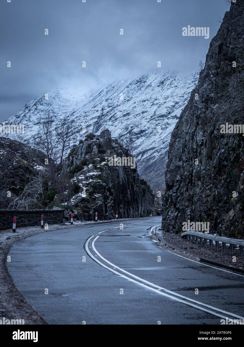 Uno dei viaggi stradali più panoramici della Scozia, la A82 attraversa la valle di Glencoe in inverno, Foto Stock