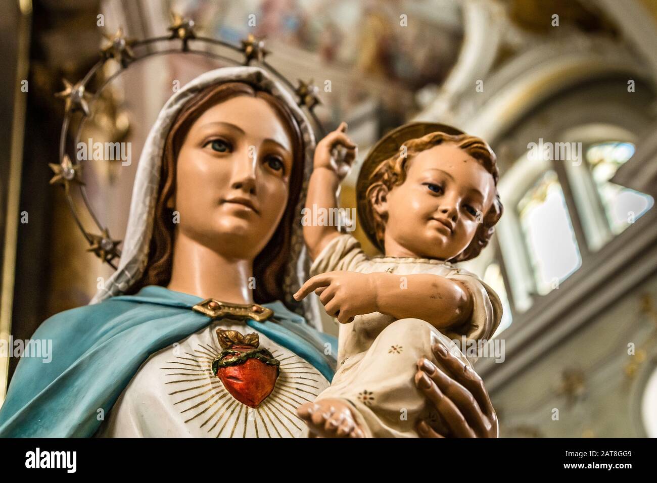 Badia (BZ), 10 febbraio 2019: La luce illumina le statue della Beata Vergine Maria che tiene Gesù Bambino Foto Stock