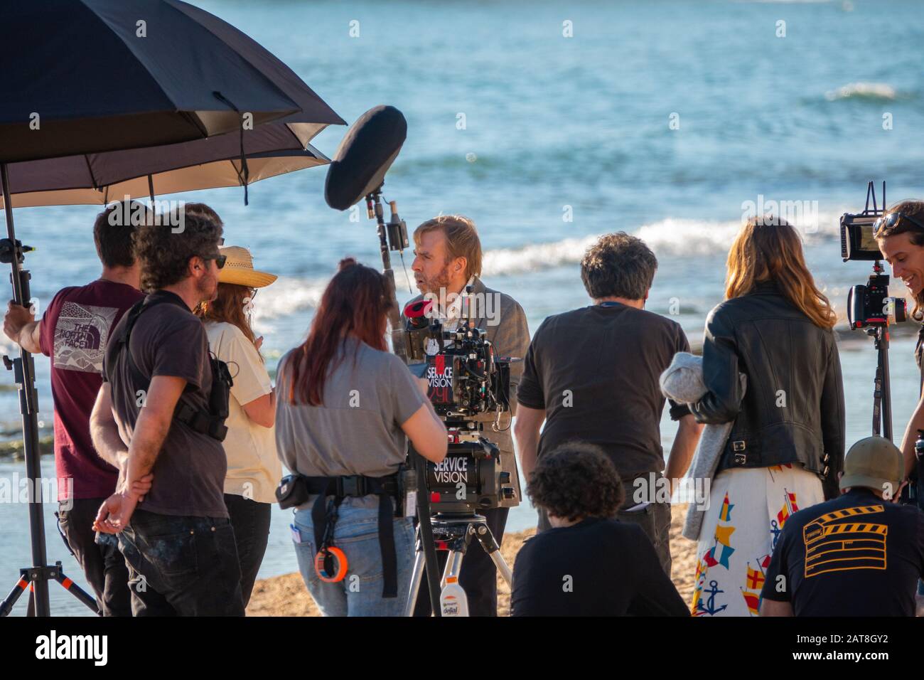 Isabel Coixet, regista britannico Timothy Spall, sul set del film 'IT Snows in Benidorm', Benidorm, Spagna Foto Stock