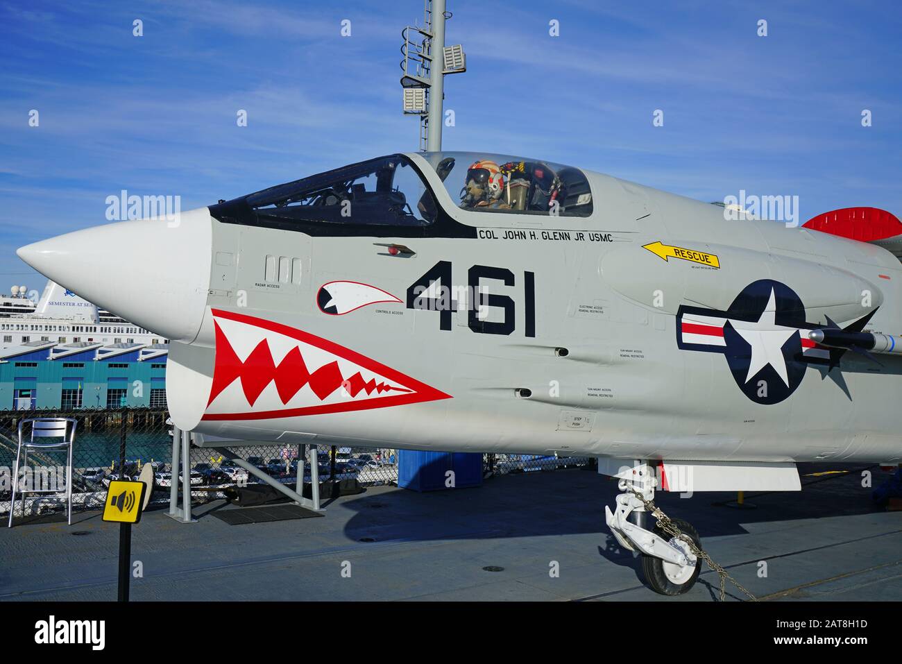 San DIEGO, CA -3 JAN 2020 - Vista di un aereo militare della F-8 Crusader Navy sul ponte della USS Midway, una storica portaerei navale mus Foto Stock