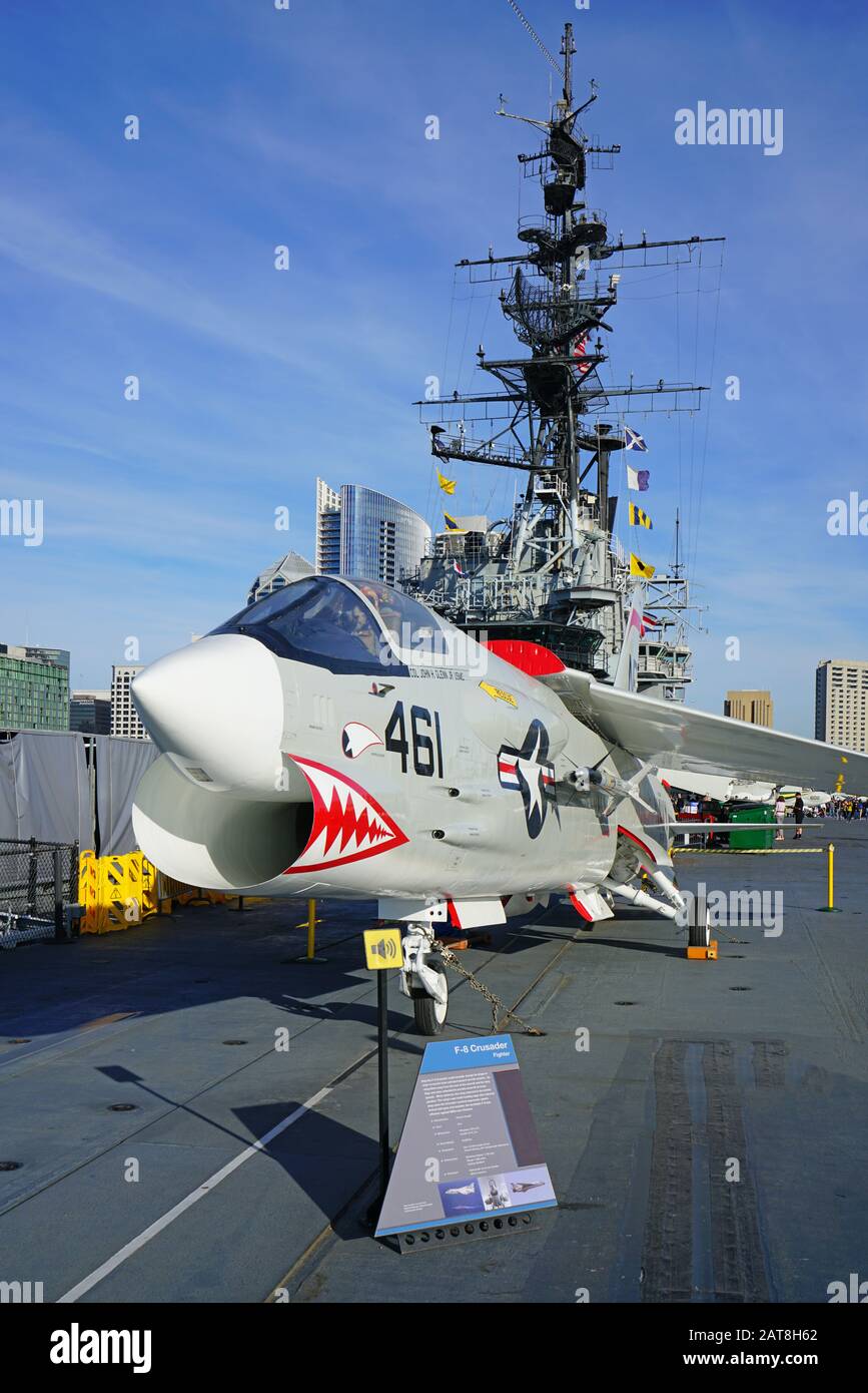 San DIEGO, CA -3 JAN 2020 - Vista di un aereo militare della F-8 Crusader Navy sul ponte della USS Midway, una storica portaerei navale mus Foto Stock