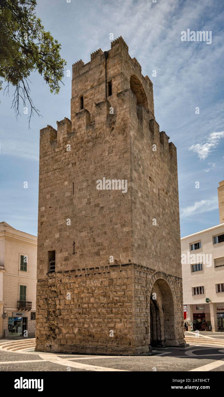 Torre di Mariano II aka Torre di San Cristoforo, campanile medievale fortificato, costruito nel 1290, in Piazza Roma a Oristano, provincia di Oristano, Sardegna Foto Stock