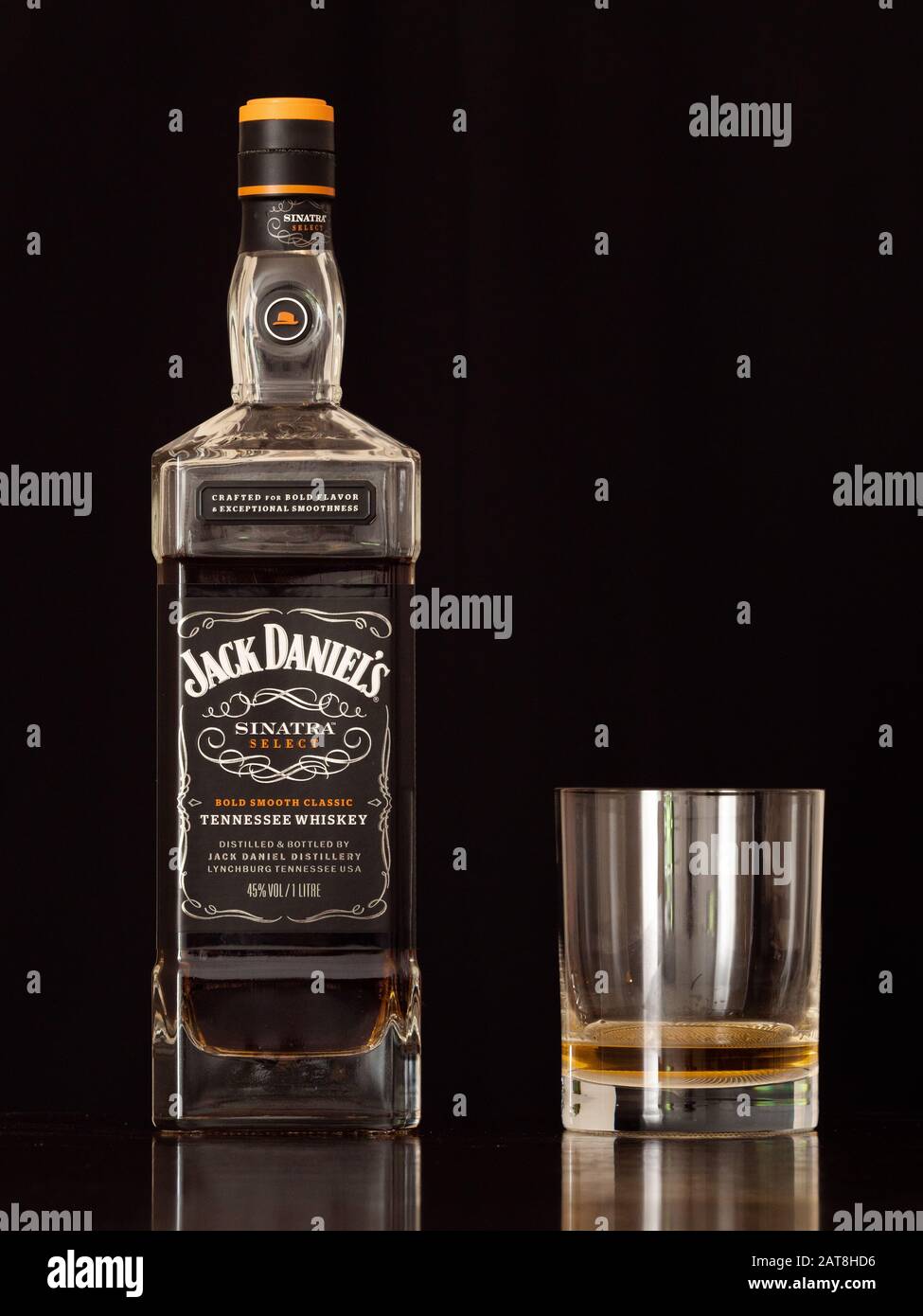 Lynchburg, Tennessee, USA - 12 gennaio 2020: Jack Daniels Sinatra Seleziona il whiskey del Tennessee in una Bottiglia e un bicchiere Di Vetro Su sfondo nero. Un Lu Foto Stock