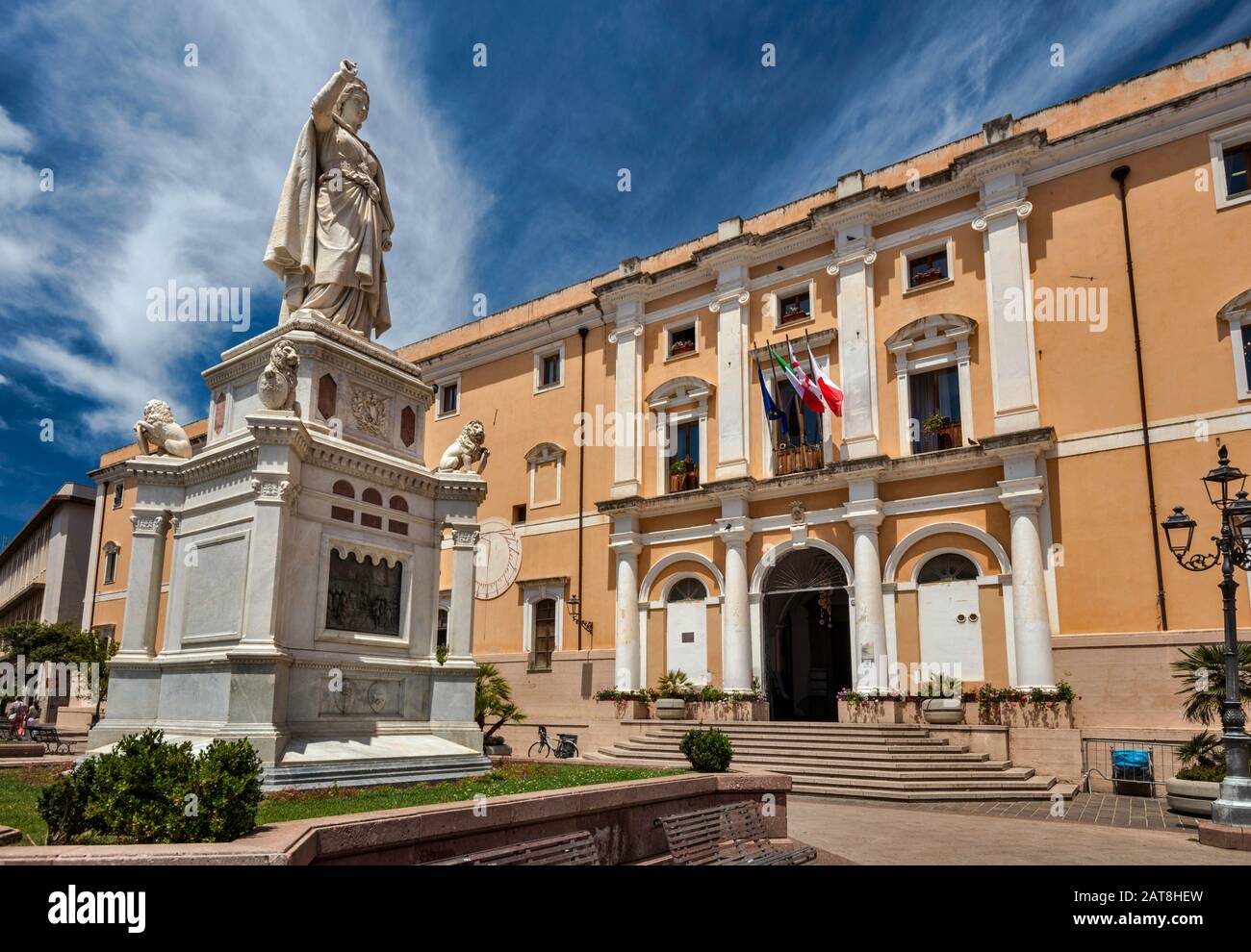 Statua di Judichessa Eleonora d'Arborea di fronte al Municipio, in Piazza Eleonora d'Arborea di Oristano, provincia di Oristano, Sardegna Foto Stock