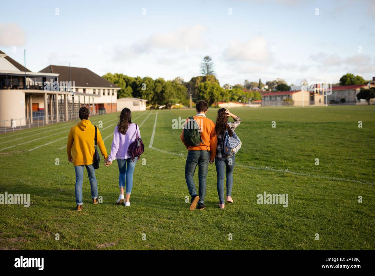 Gli adolescenti appendere fuori nella loro scuola Foto Stock