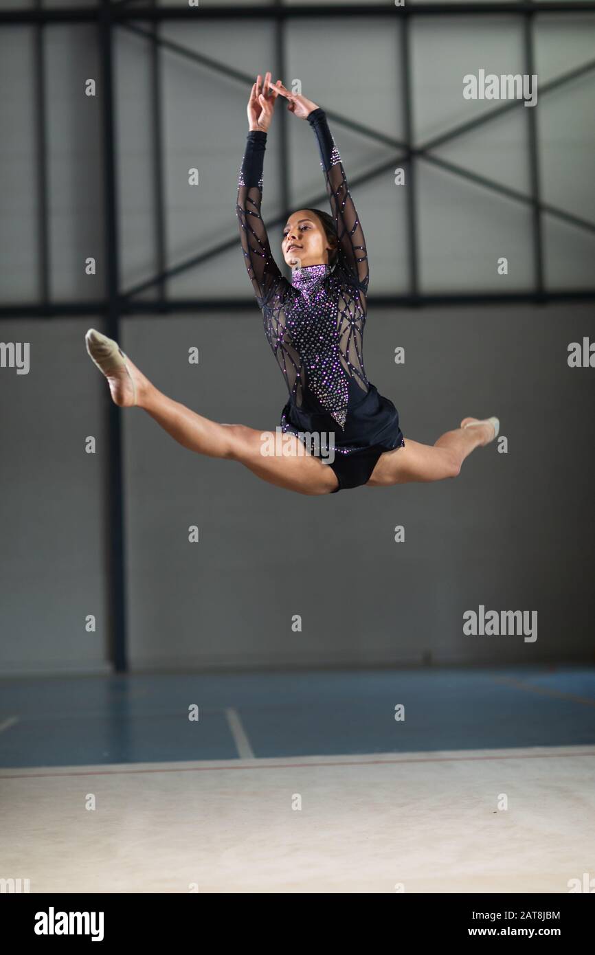 Ginnastica saltando in palestra Foto Stock