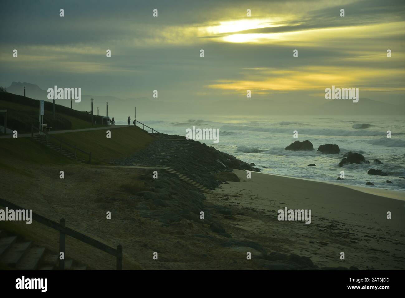 Una spiaggia tranquilla al tramonto nel sud-ovest della Francia, pasakdek Foto Stock