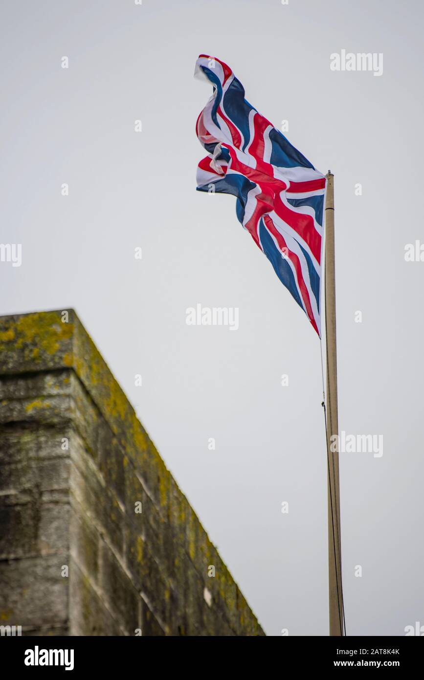 La bandiera dell'Unione britannica vola in testa sulla storica Square Tower di Portsmouth, nel Regno Unito, il 31st gennaio 2020, segnando la partenza della Gran Bretagna dall'Unione europea dopo quarantasette anni. Foto Stock