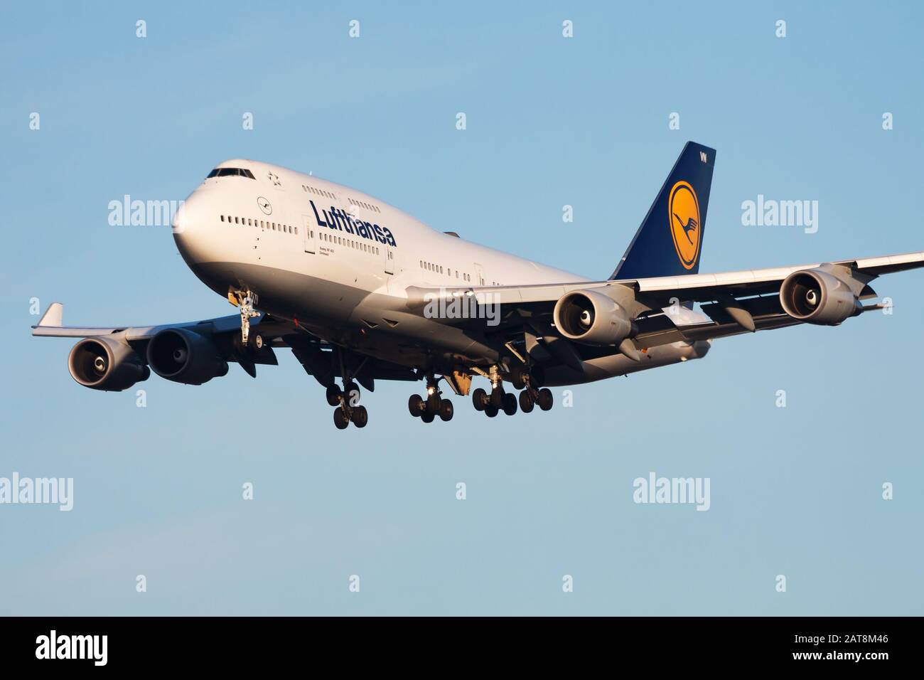 Francoforte / Germania - 8 dicembre 2012: Lufthansa Boeing 747-400 D-ABVN piano passeggero atterraggio all' aeroporto di Francoforte Foto Stock