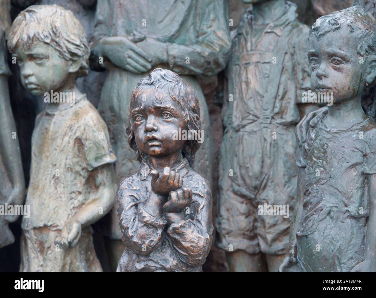 +++FILE FOTO+++ la nuova scultura in bronzo casted di una ragazza è stata messa in Lidice memoriale di bambini vittime della guerra il 16 gennaio 2011 a Lidice, C. Foto Stock