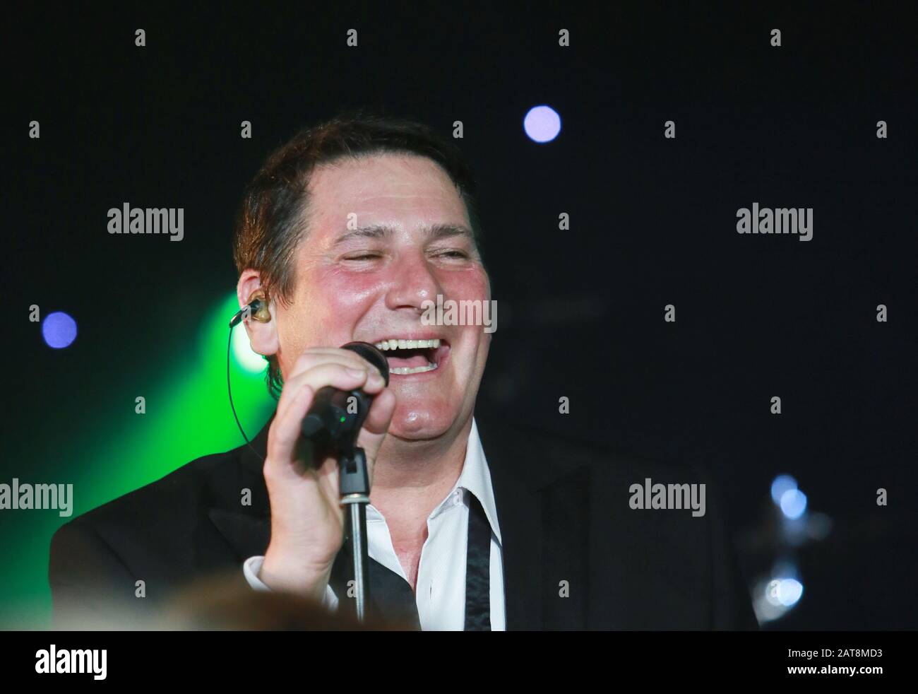 Il cantante Tony Hadley canta sul palco durante una performance di beneficenza al Grosvenor Hotel, Londra Inghilterra 2012. Hadley ha ottenuto il successo con i nuovi romanti Foto Stock