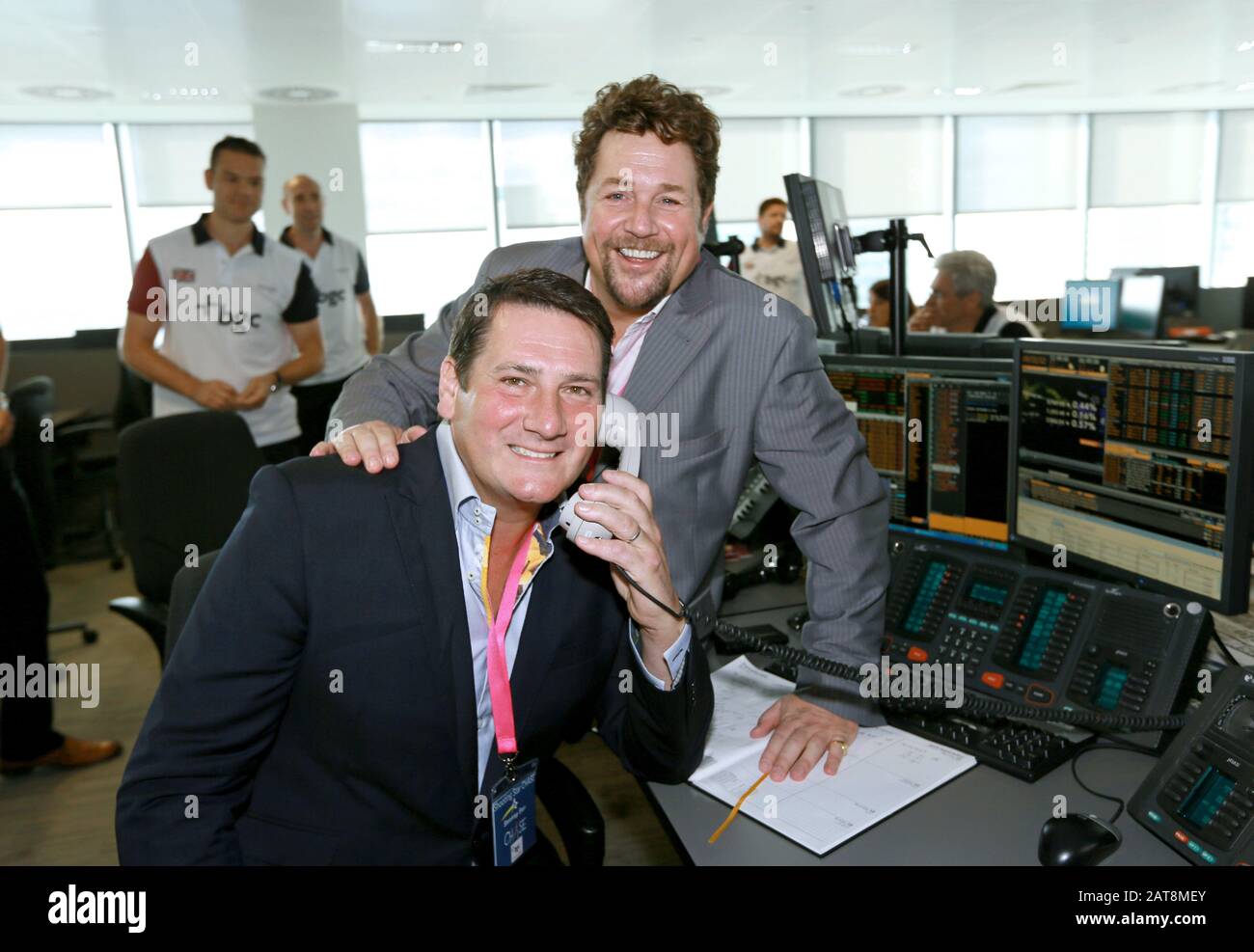 Cantanti Tony Hadley e Michael Ball raccogliere fondi per Shootingstar-CHASE sul trading floor di BGC Partners, Londra, Inghilterra 11.09.12 Foto Stock