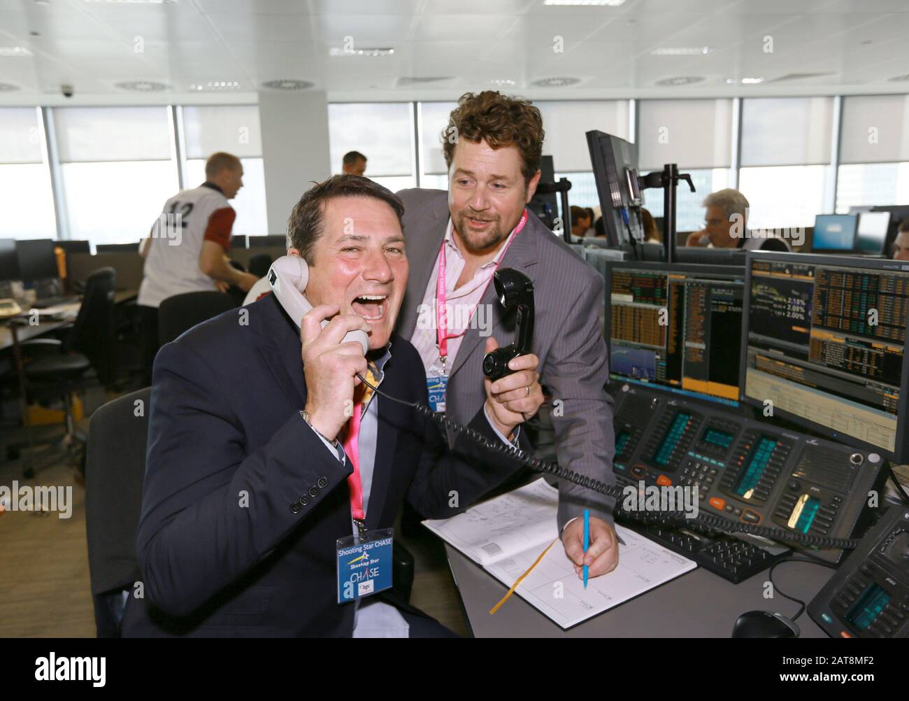 Cantanti Tony Hadley e Michael Ball raccogliere fondi per Shootingstar-CHASE sul trading floor di BGC Partners, Londra, Inghilterra 11.09.12 Foto Stock
