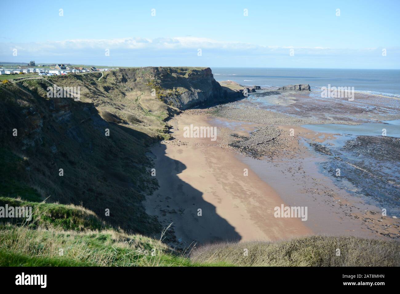 Bassa marea sul Mare del Nord, lungo la Cleveland Way, un sentiero escursionistico nel North York Moors National Park, Yorkshire, Inghilterra, Gran Bretagna. Foto Stock