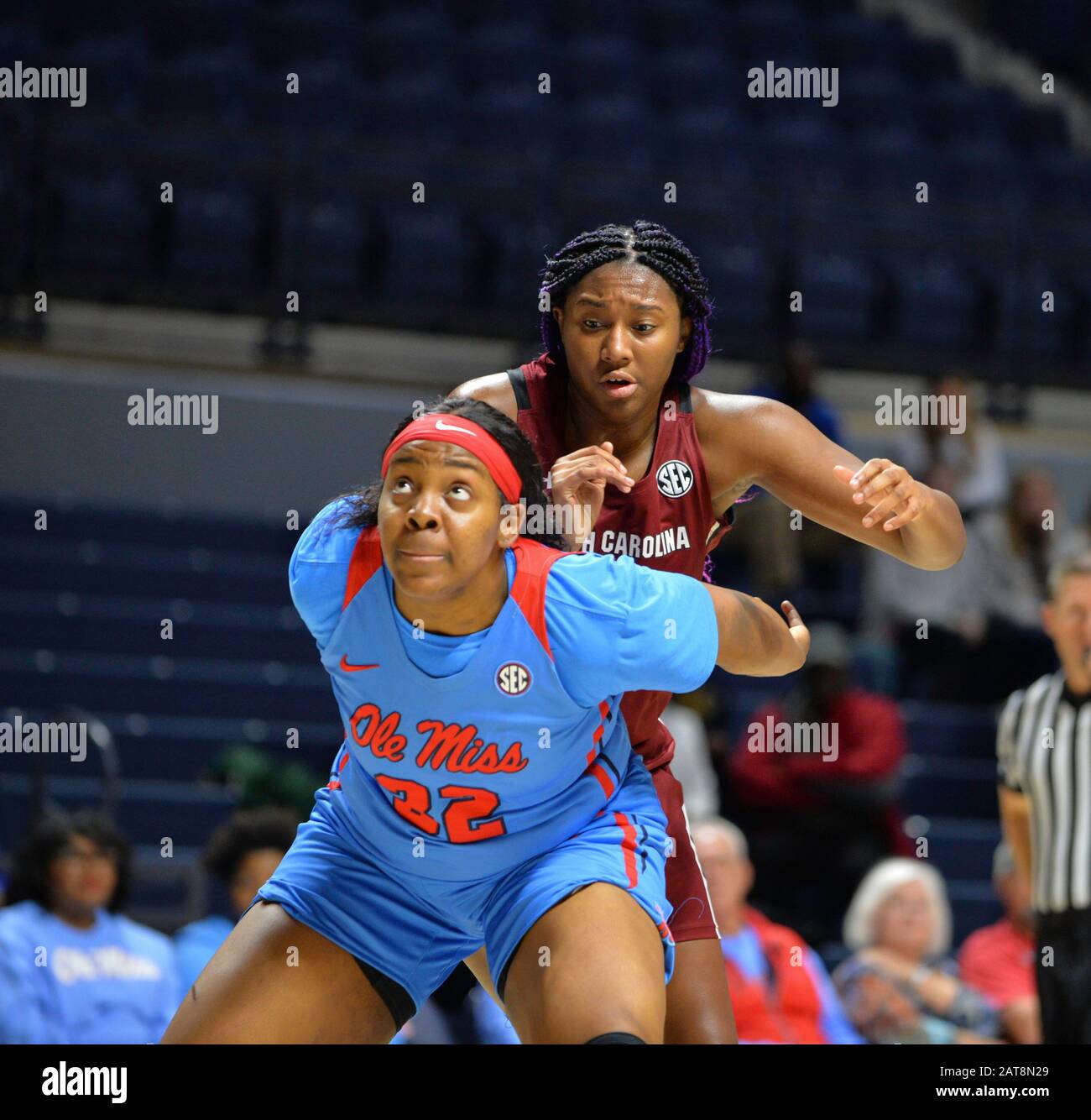 Oxford, Stati Uniti. 30th Gen 2020. OLE' Miss avanti, Iyanla Cucine (32), e South Carolina avanti, Aliyah Boston (4), lavoro per la posizione sotto il cesto durante la NCAA femminile gioco di basket tra il South Carolina Lady Gamecocks e l'Ole 'Miss Lady Ribelli al Pavillion a Oxford, MS. Kevin Langley/Sports South Media/Csm/Alamy Live News Foto Stock